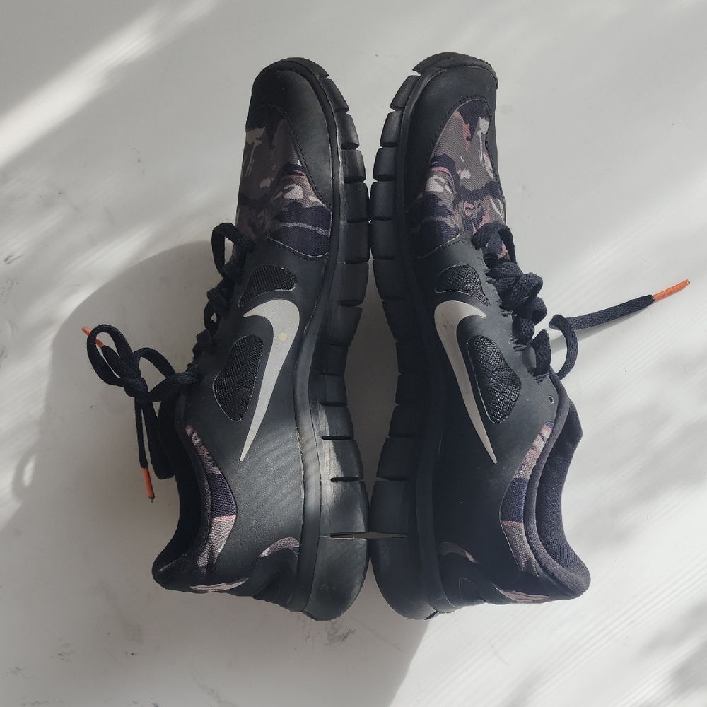Nike Kids Sneakers Black and Orange - Picture 7 of 8